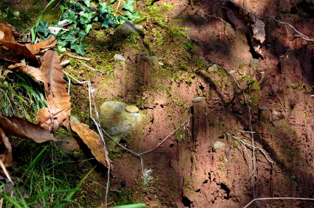 Piccole piramidi con pezzettino di roccia sopra